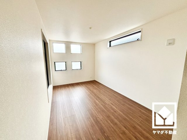 尼崎市杭瀬北新町１丁目 全１棟 １号棟の洋室|約8帖の2階洋室です。おしゃれなインテリアが映えるデザイン性の高い洋室で、リラックスしたひとときを過ごせます。