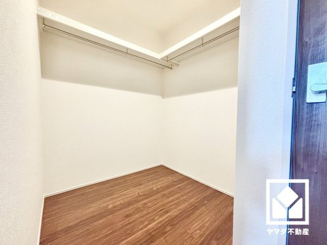 尼崎市杭瀬北新町１丁目 全１棟 １号棟の収納|ウォークインクローゼットには照明が設置されており、コーディネートがしやすい明るい空間になっています。