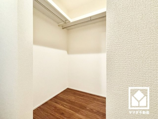 尼崎市杭瀬北新町１丁目 全１棟 １号棟の収納|ウォークインクローゼットを2か所、ファミリークローゼットを1か所設置。リビングやキッチン床下にも収納スペースを備えており、住空間を広々お使いいただけます。日用品のストックなどもすっきり片付きます。