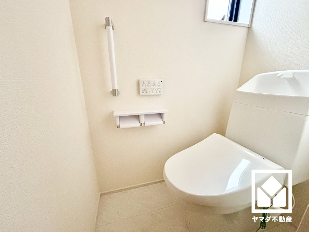 尼崎市杭瀬北新町１丁目 全１棟 １号棟のトイレ|明るく清潔感溢れるトイレです。1階・2階の2か所に設置されているので、朝の忙しい時間帯も混雑を避けやすい間取りです。清潔感と利便性を兼ね備えた温水洗浄便座付き。