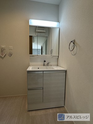 新築/新座市西堀２丁目の独立洗面台|使いやすい3面鏡です