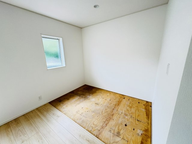 新築　前橋市川原町第４　クレイドルガーデン　1号棟の和室|現地写真　リビング隣の和室はお子様の遊び部屋としてもちょうどいいですね♪							
