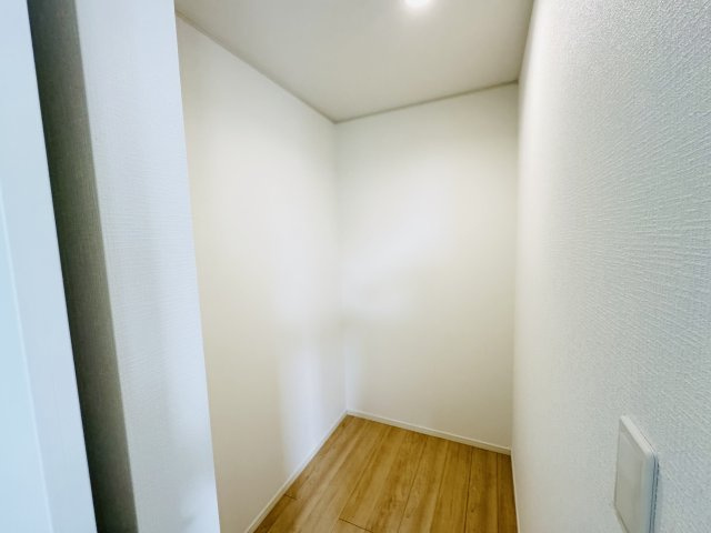 新築　前橋市川原町第４　クレイドルガーデン　1号棟の収納|現地写真　主寝室の大型のウォークインクローゼットは収納ラクラク、お部屋スッキリ♪							
