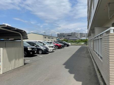 フロント陽光の駐車場|車をお持ちの方に嬉しい駐車場付きの物件です