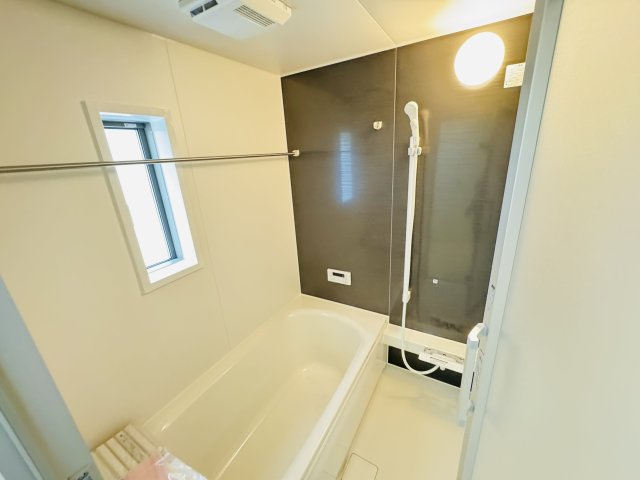 新築　前橋市川原町第４　クレイドルガーデン　2号棟の浴室|現地写真　乾燥・暖房・涼風と充実の内容！お風呂に入る前に暖房をつけておけば、寒い嫌な思いはしません。									

