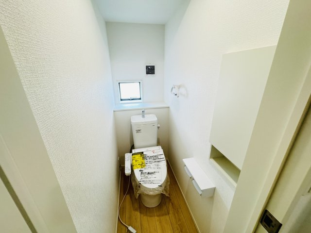 新築　前橋市川原町第４　クレイドルガーデン　2号棟のトイレ|現地写真　節水タイプのウォシュレット付きトイレ、水道料節約に一役買います！

