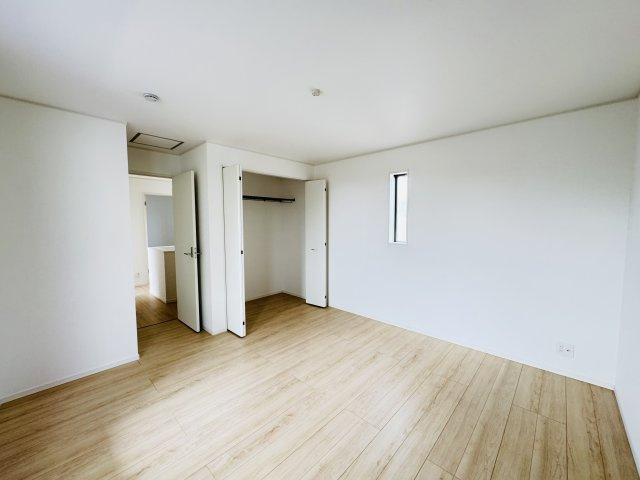 新築　前橋市川原町第４　クレイドルガーデン　2号棟の収納|現地写真　それぞれのお部屋に収納スペースがあるのでお片付け上手で室内もスッキリ♪
				
