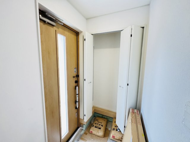 新築　前橋市川原町第４　クレイドルガーデン　2号棟の玄関|現地写真　約３０足収納できる下駄箱は中で段の高さを調節できるのでブーツ等もきっちりしまえます！
