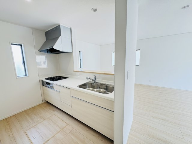 新築　前橋市川原町第４　クレイドルガーデン　2号棟のキッチン|現地写真　間口2550ｍｍで作業スペースも広々！換気扇も汚れが付きにくくお掃除がし易い設計です。
