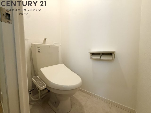 温水洗浄便座付きのトイレです♪