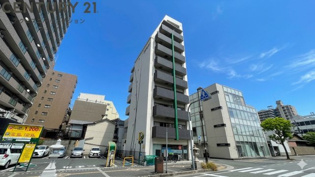 オートロックで外部の人間が簡単に出入りできないため安心です。