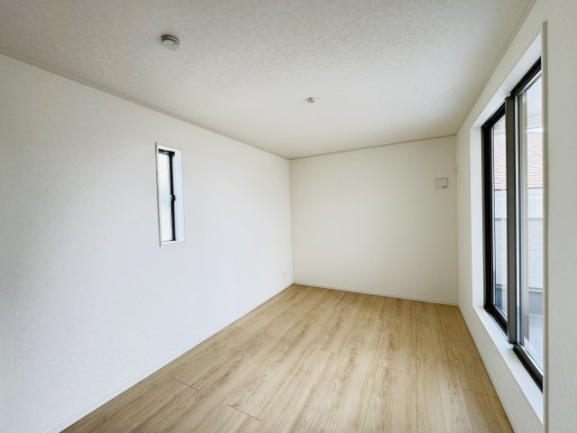 新築　前橋市川原町第４　クレイドルガーデン　3号棟の洋室|現地写真　日当たりと風通しの良い二面採光♪						
					
					
				
					
