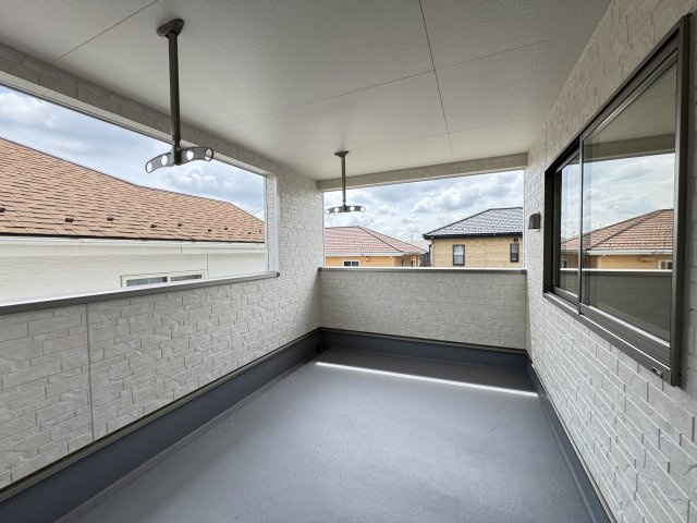 新築　前橋市川原町第４　クレイドルガーデン　3号棟のバルコニー|現地写真　日当たりの良いバルコニーは二部屋を行き来できます。							
