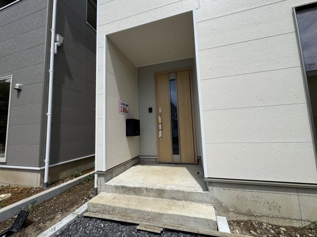 新築　前橋市川原町第４　クレイドルガーデン　3号棟の玄関|現地写真　ポストと一体型のTVモニターホンでセキュリティ安心！
