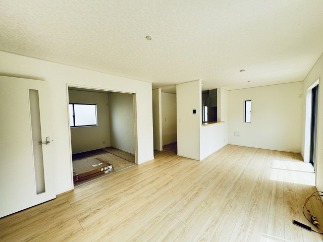 新築　前橋市川原町第４　クレイドルガーデン　3号棟の居間・リビング|現地写真　17帖の広々リビングはご家族みんなでゆったりくつろげます♪

