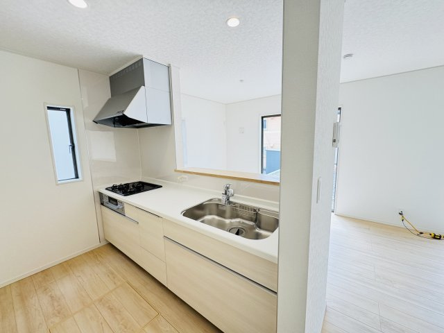 新築　前橋市川原町第４　クレイドルガーデン　3号棟のキッチン|現地写真　間口2550ｍｍで作業スペースも広々！換気扇も汚れが付きにくくお掃除がし易い設計です。
