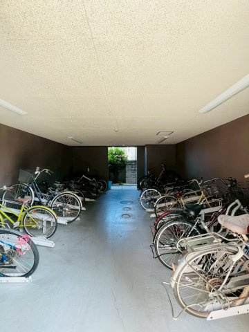 アクロス塚本リヴィエールの駐輪場