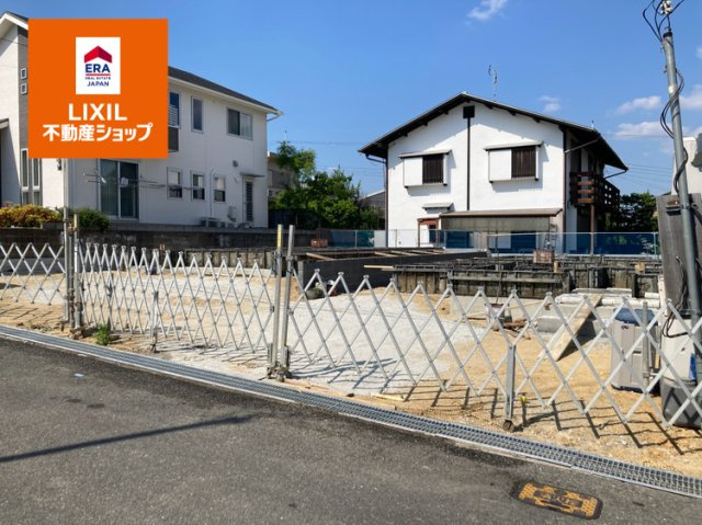 第8香里ケ丘【新築戸建】全2棟の間取り|（2号棟間取りプラン）LDKと和室で心地よい家族団らん空間が広がります。2階の洋室も広々としていて収納力も十分です。