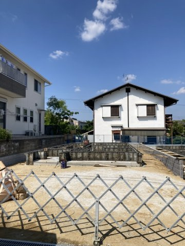 第8香里ケ丘【新築戸建】全2棟の外観|（1号棟側）縦長敷地で2台駐車が可能！平坦かつ日当たりも良好で、駐車が楽々できます。
