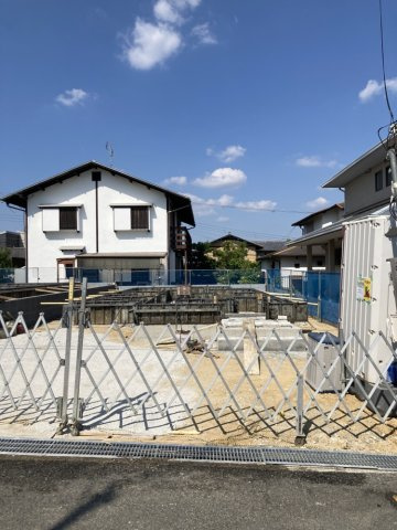 第8香里ケ丘【新築戸建】全2棟の外観|（2号棟側）1号棟と同様、2台駐車が可能。日当たり良好で閑静な住宅街です。