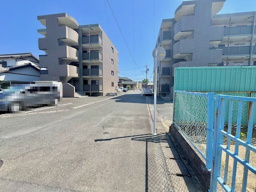 売土地　中央区早出町の前面道路含む現地写真|前面道路が広く、車の出入りもスムーズに行えます。