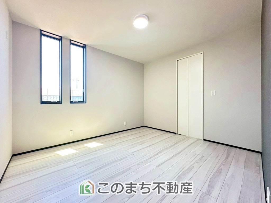 タマタウン宇都宮市細谷町Ⅱの洋室|日当たりが良く明るい洋室です。クローゼット付きで家具の配置がしやすく居心地の良いプライベート空間を演出します。
