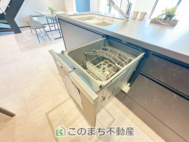 タマタウン宇都宮市細谷町Ⅱの設備|あったらいいなの代表的な設備である食洗機。ビルトイン型で、おさまりもよく、使い勝手も良好です。料理をするのは好きだけど、後片付けは苦手な方に重宝します。洗う手間がないので、時間を有効に使えますね。
