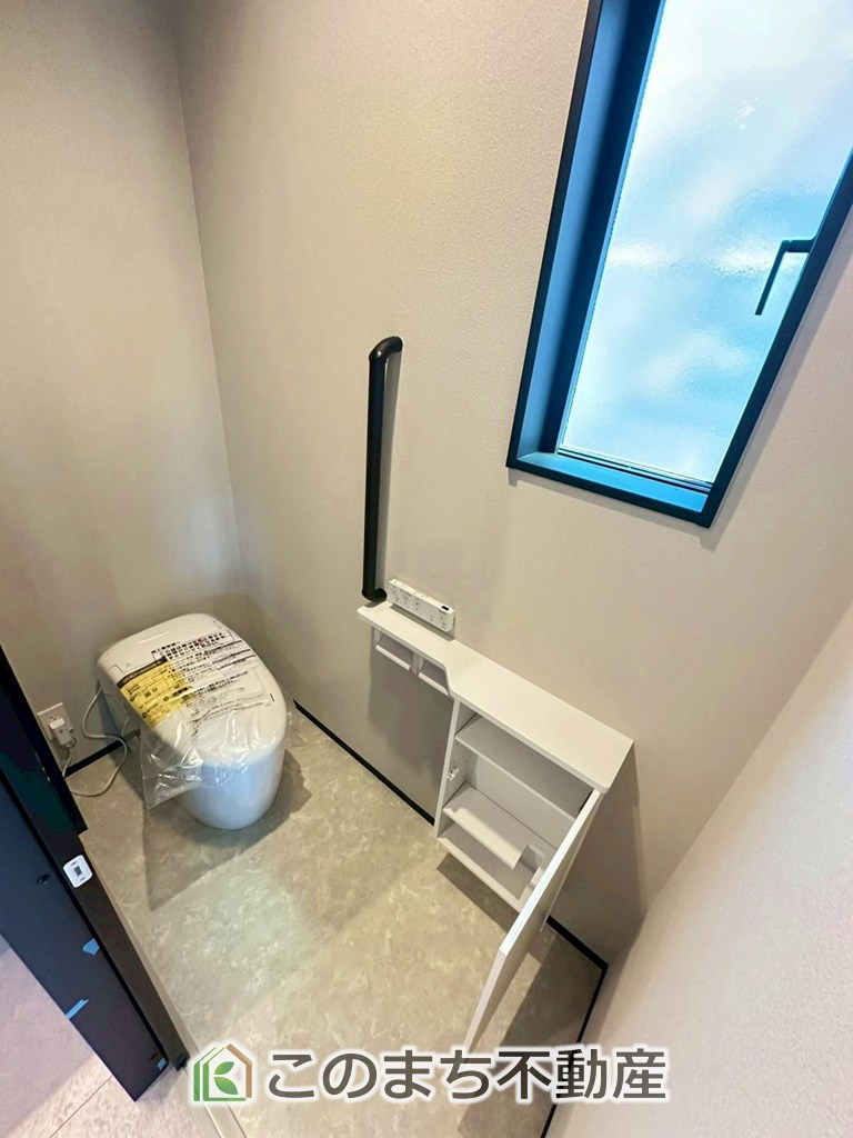 タマタウン宇都宮市細谷町Ⅱのトイレ|小窓から換気ができて清潔なトイレスペース☆温水洗浄便座搭載です！
タンクレスでオシャレ☆