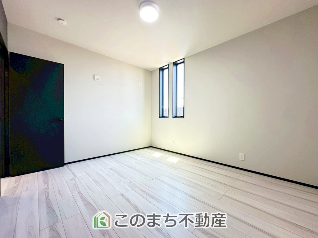 タマタウン宇都宮市細谷町Ⅱの洋室|採光も確保されたお部屋です。大きいベッドを置いても余裕のあるゆとり空間。
