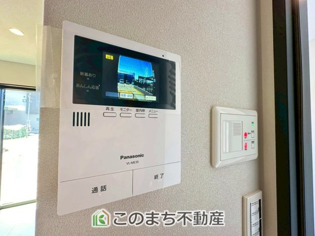 タマタウン宇都宮市細谷町Ⅱの設備|「見える安心」をカタチにしました。誰が来てもわかる様にモニター付きインターホンを設置。快適と安らぎを合わせた優しい設計。さらにドアホン横のスイッチから玄関の施開錠も出来ちゃいます☆
