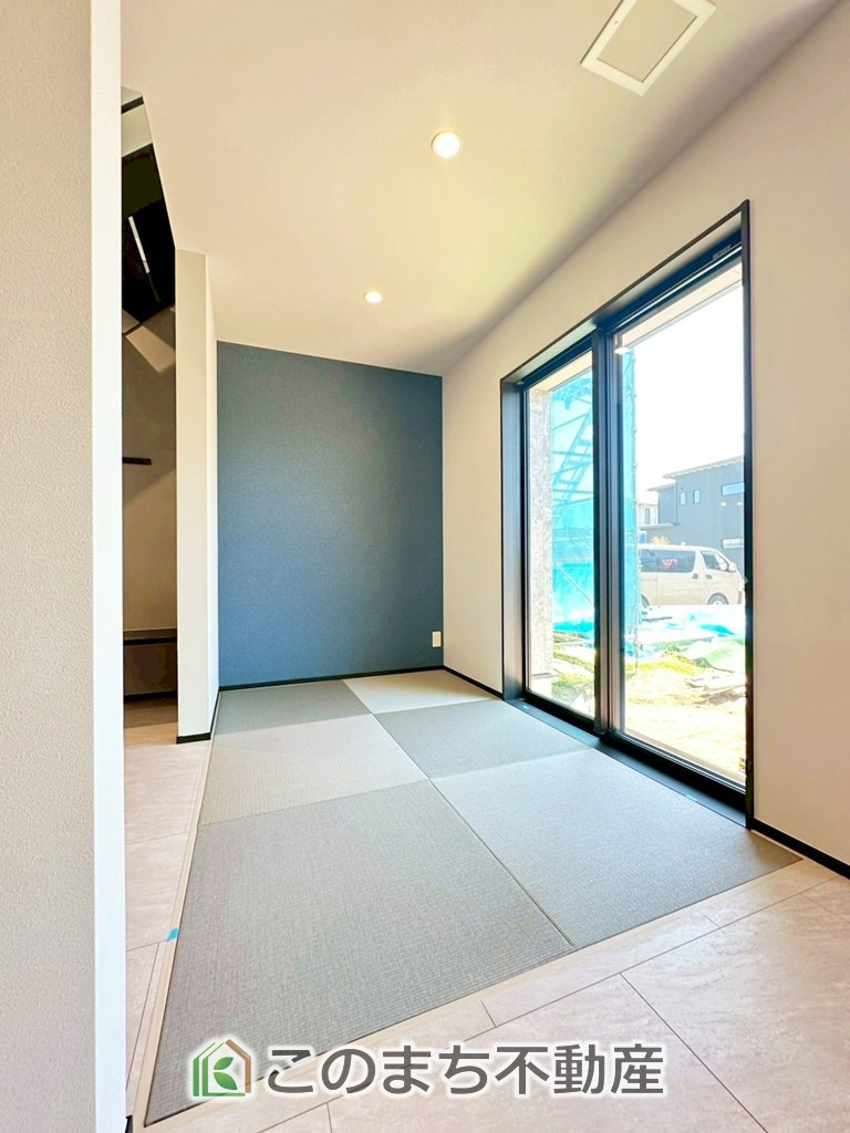 タマタウン宇都宮市細谷町Ⅱの和室|お子様のお昼寝にも便利な畳コーナーです。大きな窓から暖かな日差しが差し込みます♪
