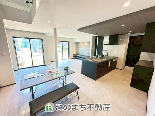 タマタウン宇都宮市細谷町Ⅱの居間・リビング|"居心地のいいリビングは、時間を忘れてしまうくらいホッとする空間です。
食事をしたり、テレビを見たりなど充実した毎日がここにあります。"
