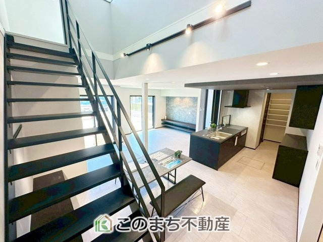 タマタウン宇都宮市細谷町Ⅱの居間・リビング|オープンでのびやかな空間を生み出す、こだわりの広がりとゆとり。ご家族と過ごす時間を大切にした住空間が魅力的です♪
