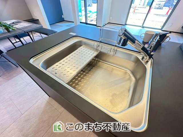 タマタウン宇都宮市細谷町Ⅱの設備|キッチンには浄水器を標準装備。最近は水を飲むという場面以外にも料理で使用したり、野菜を洗う場合もキレイな水で洗いたいという人が増えてきています！赤ちゃんのミルク用としても重宝いただけます。
