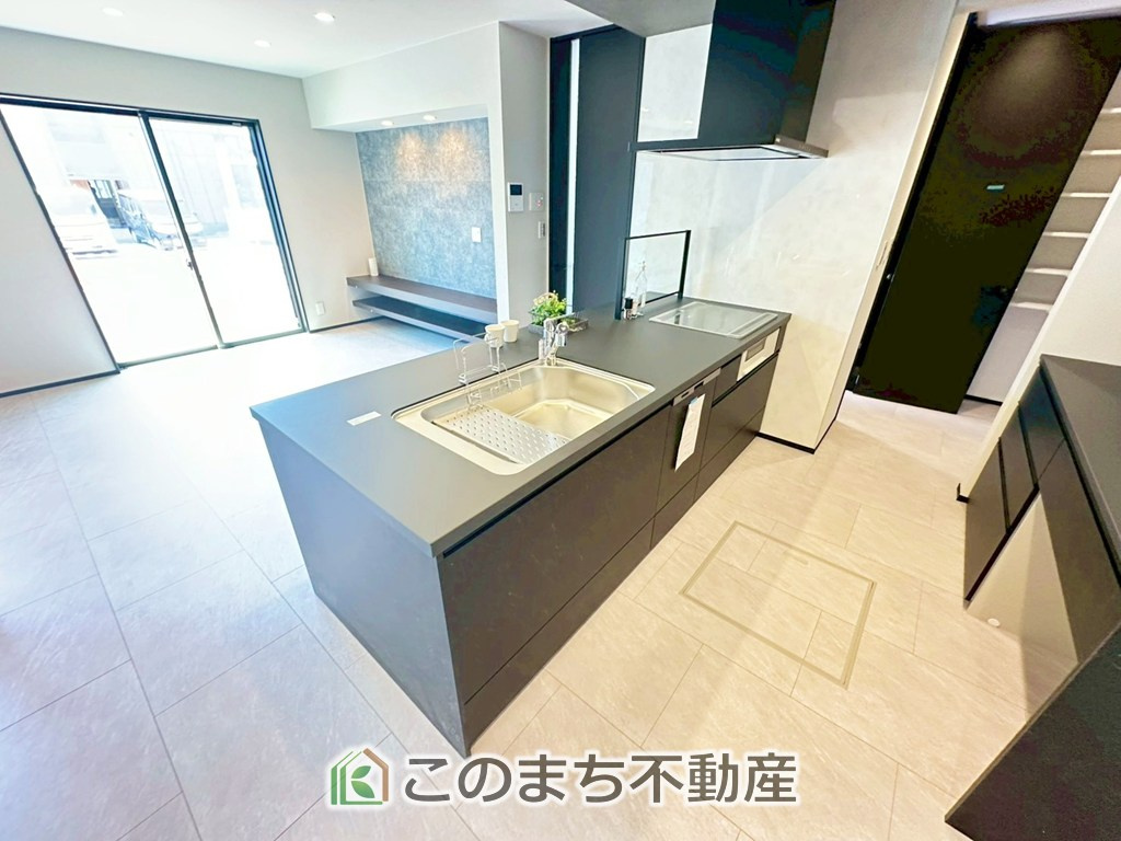 タマタウン宇都宮市細谷町Ⅱのキッチン|"シックなブラック天板のペニンシュラキッチンを採用しております。
浄水器内蔵の水栓です♪"
