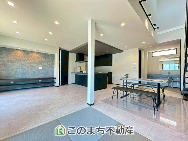 タマタウン宇都宮市細谷町Ⅱの居間・リビング|"■いこいの空間■
パートナーや家族が集う憩いの空間。
真新しい木目、Shadeのあるフローリングや白亜のクロスを陽の光、
ダウンライトが照らし出し、家族・友人・知人の会話に華を咲かせます。"
