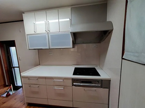 藤光1丁目戸建てのキッチン|三口IH付きなので、毎日の料理もはかどります