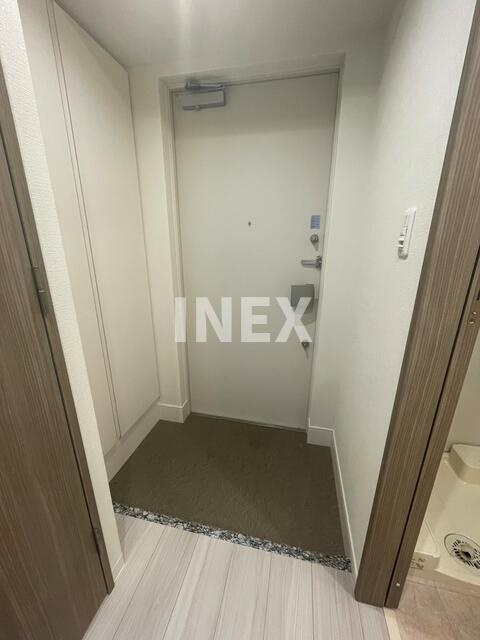 横浜市中区末吉町２丁目の賃貸マンションの玄関