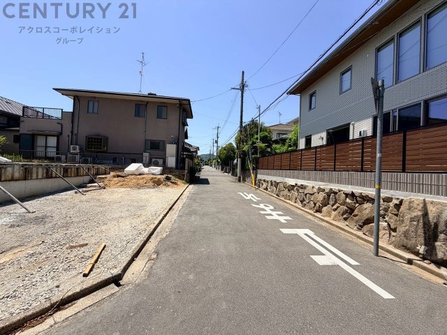 第一種低層住居専用地域を中心としたエリアで、公園が近くに多く緑豊かな落ち着いた環境。