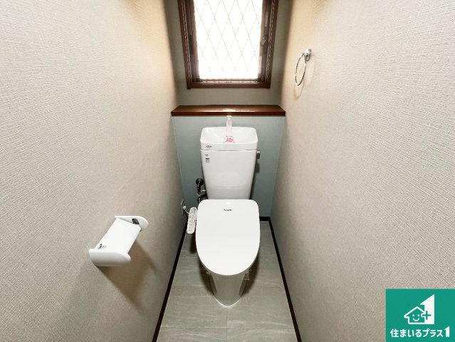 神戸市垂水区下畑町　中古一戸建てのトイレ|1・2階の2ヶ所にあるので、朝の忙しい時間の順番待ちもなく、深夜の利用にも大変便利です。