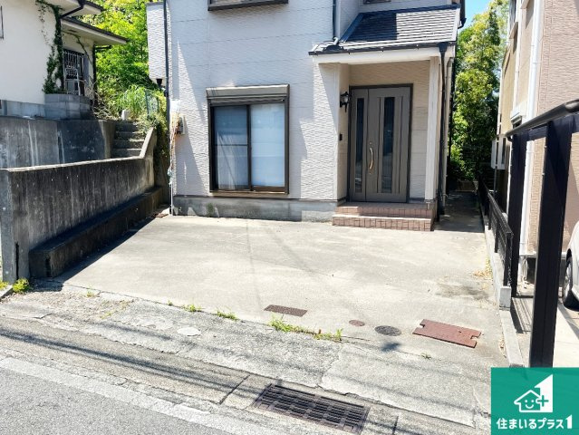 神戸市垂水区下畑町　中古一戸建ての駐車場|並列２台駐車可能！ゆとりの駐車スペースで車庫入れもスムーズ！