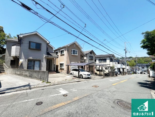 神戸市垂水区下畑町　中古一戸建ての前面道路含む現地写真|周辺は閑静な住宅街！前面道路広々で車の出し入れも便利です。駐車が苦手な方でも安心して車庫入れできます！