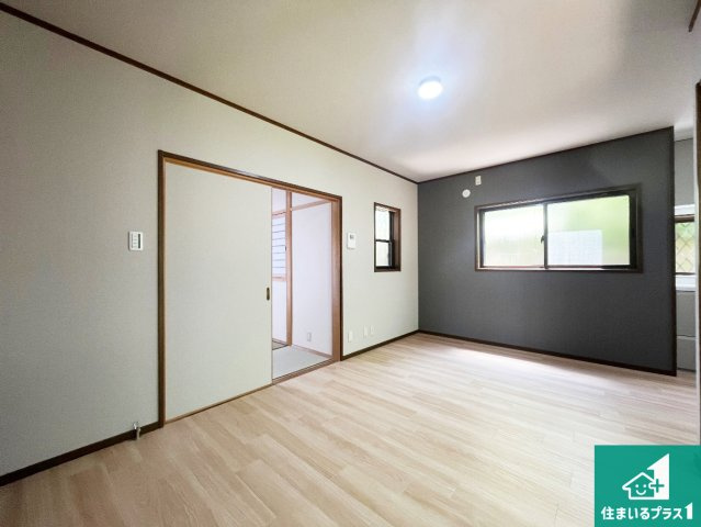 神戸市垂水区下畑町　中古一戸建ての居間・リビング|日当たり良好の明るいリビングで朝の目覚めもスッキリできそう！小さなお子様が遊ぶスペースを作っても広々とくつろげるLDK！