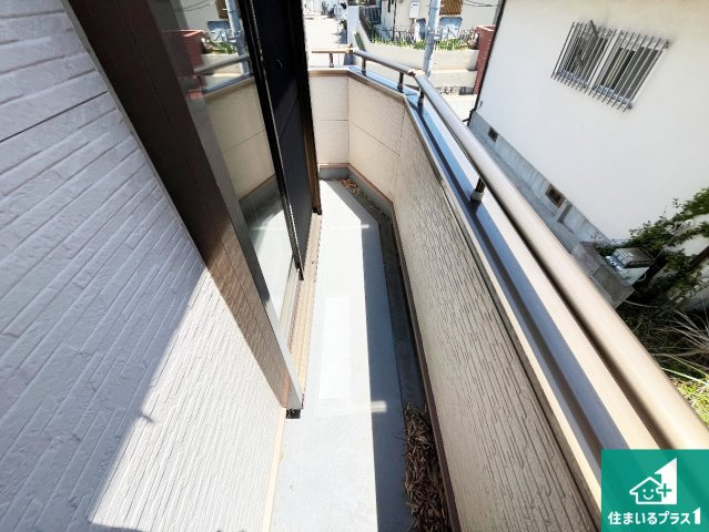 神戸市垂水区下畑町　中古一戸建てのバルコニー|南側に面したバルコニーですので明るい日差しを取り込み洗濯物をしっかり乾かしてくれます。