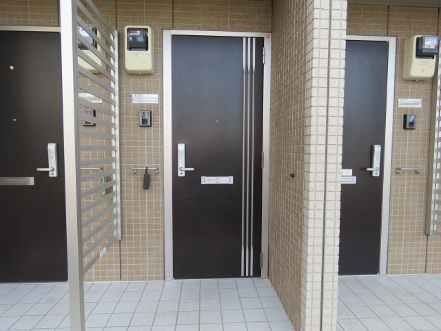 サンモールBの玄関