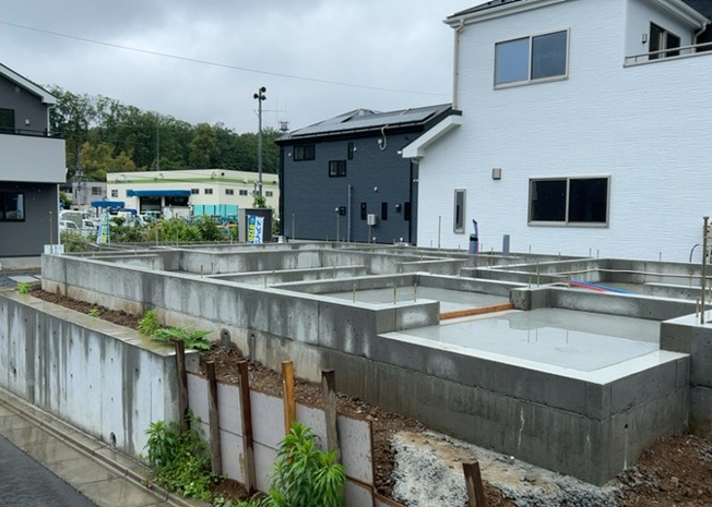【バルコニー】 | バルコニーは、室外の専用スペースのうち、「屋根がなく開放された空間」であるものを指します。ベランダより広いタイプのものが多く、日当たりもよいため家庭菜園などを楽しみたい人にとって適した環境となります。