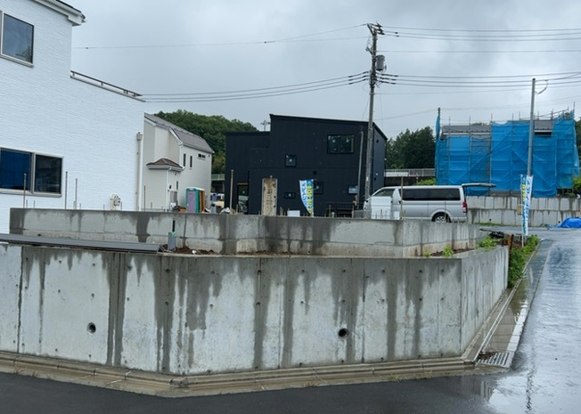 【構造・工法・仕様】 | 木造住宅とは土台、壁、柱など建築物の強度を支える構造体の材に木が使用されている構造を指します。構造体は建物の自重を支えるだけではなく風圧や水圧、積裁荷重などあらゆる衝撃に耐えるための基礎です。