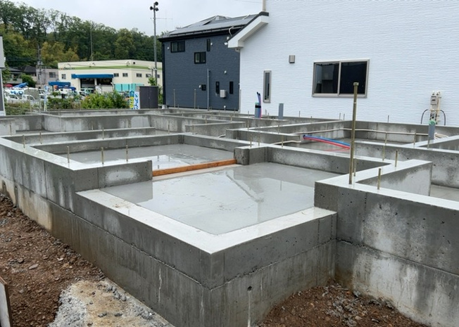 【冷暖房・空調設備】 | 基礎パッキング工法とは、床下の換気確保のため基礎と土台の間に緩衝材を挟み込む工法です。土台の下に数十センチの間隔で設置されるため、全体的な隙間が生まれます。床下換気口に比べて高い通気性が確保されます。
