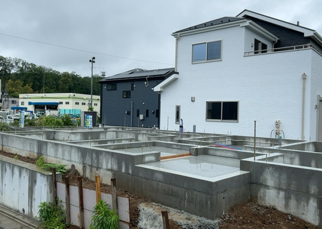 【外観】 | 現地に行くなら、物件の周囲の地形がどうなっているかを見ることも大切です。周辺より低くなっている土地では、大雨などで水が集まりやすいため、地盤が弱くなっているということも考えられるため、注意が必要です。