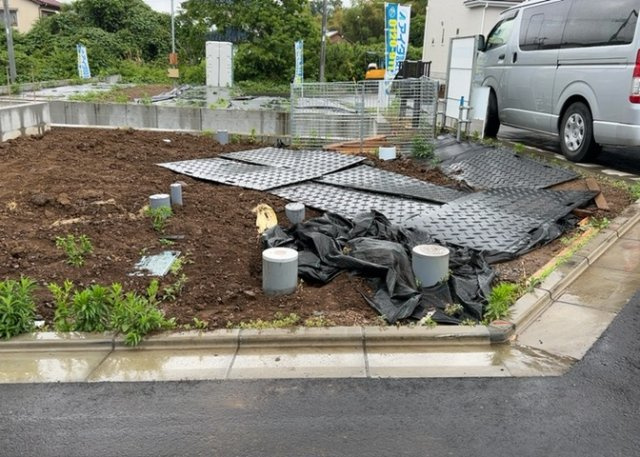 【前面道路含む現地写真】 | 道幅が狭い場所は比較的土地の値段が低いことが多く、また交通量が少ないため騒音が少なく静かな環境で過ごせます。また、小さいお子様がいるご家庭も安心です。一方で車の駐車が難しいというデメリットもあります。